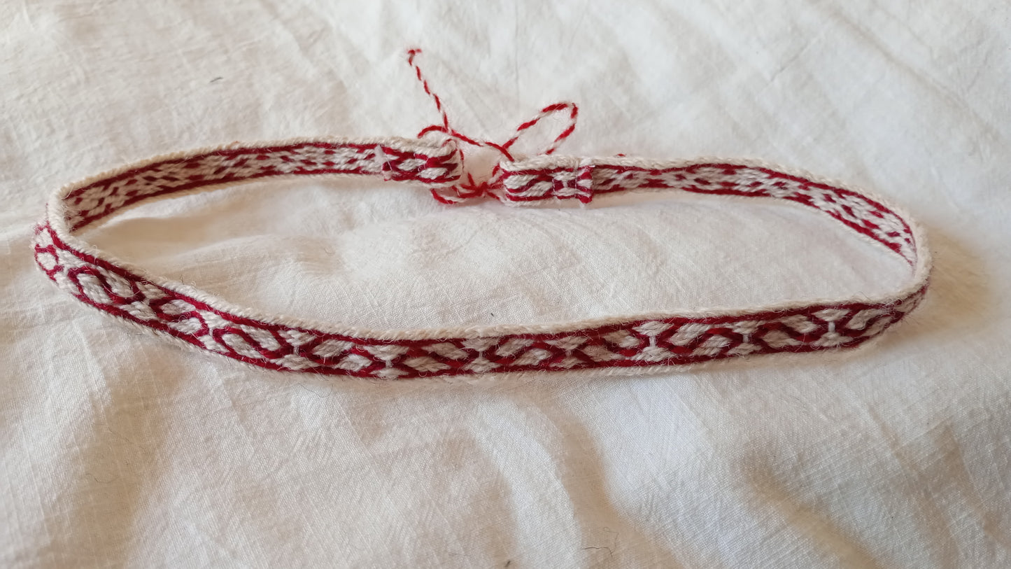 Fine adjustable headband in red and white