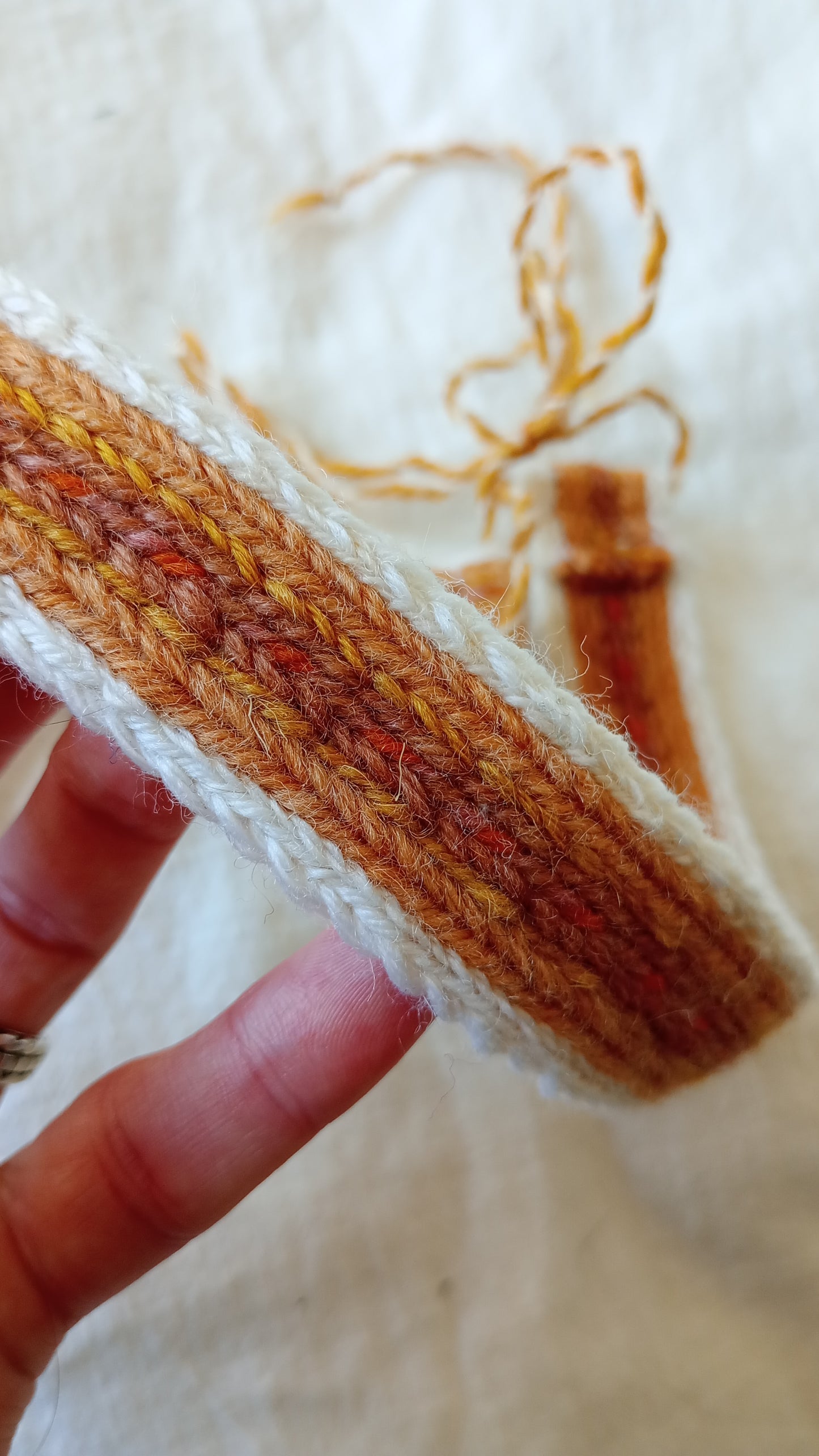 Robust adjustable headband made of scraps of plant dyed yarns