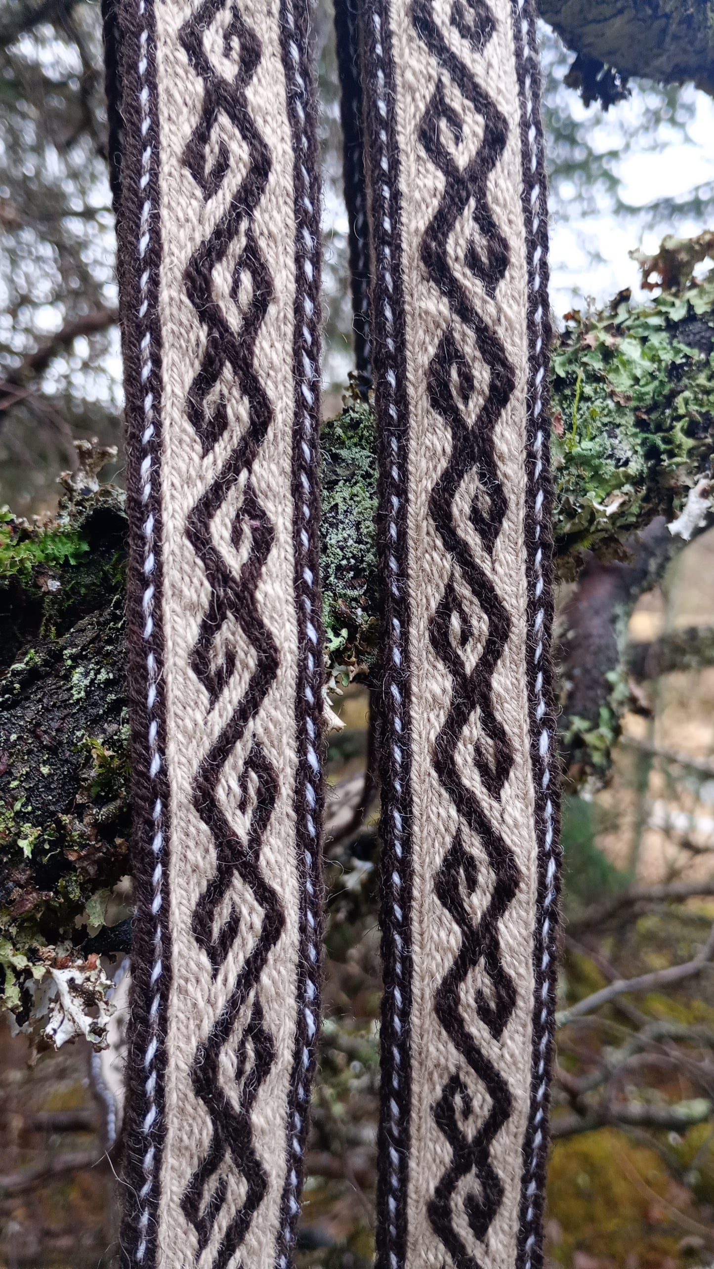 Belt in brown with liane pattern