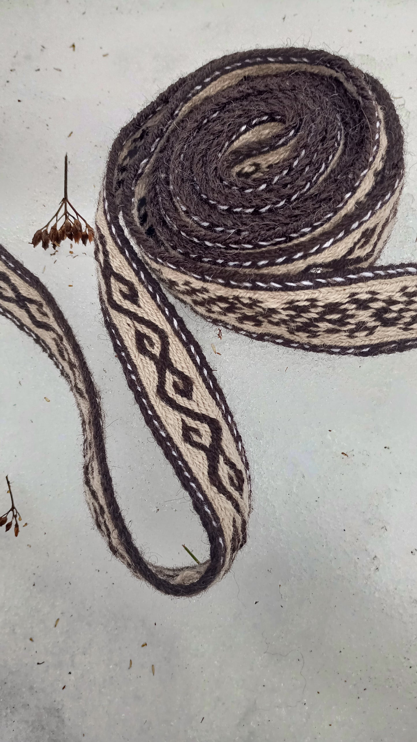 Belt in brown with liane pattern