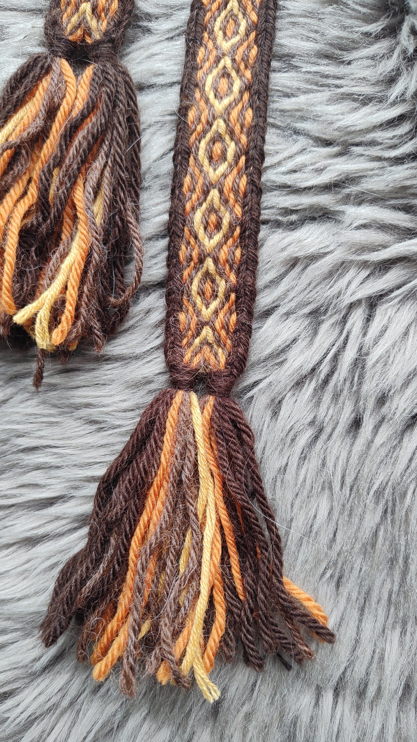 Band with diamond pattern in yellow and orange