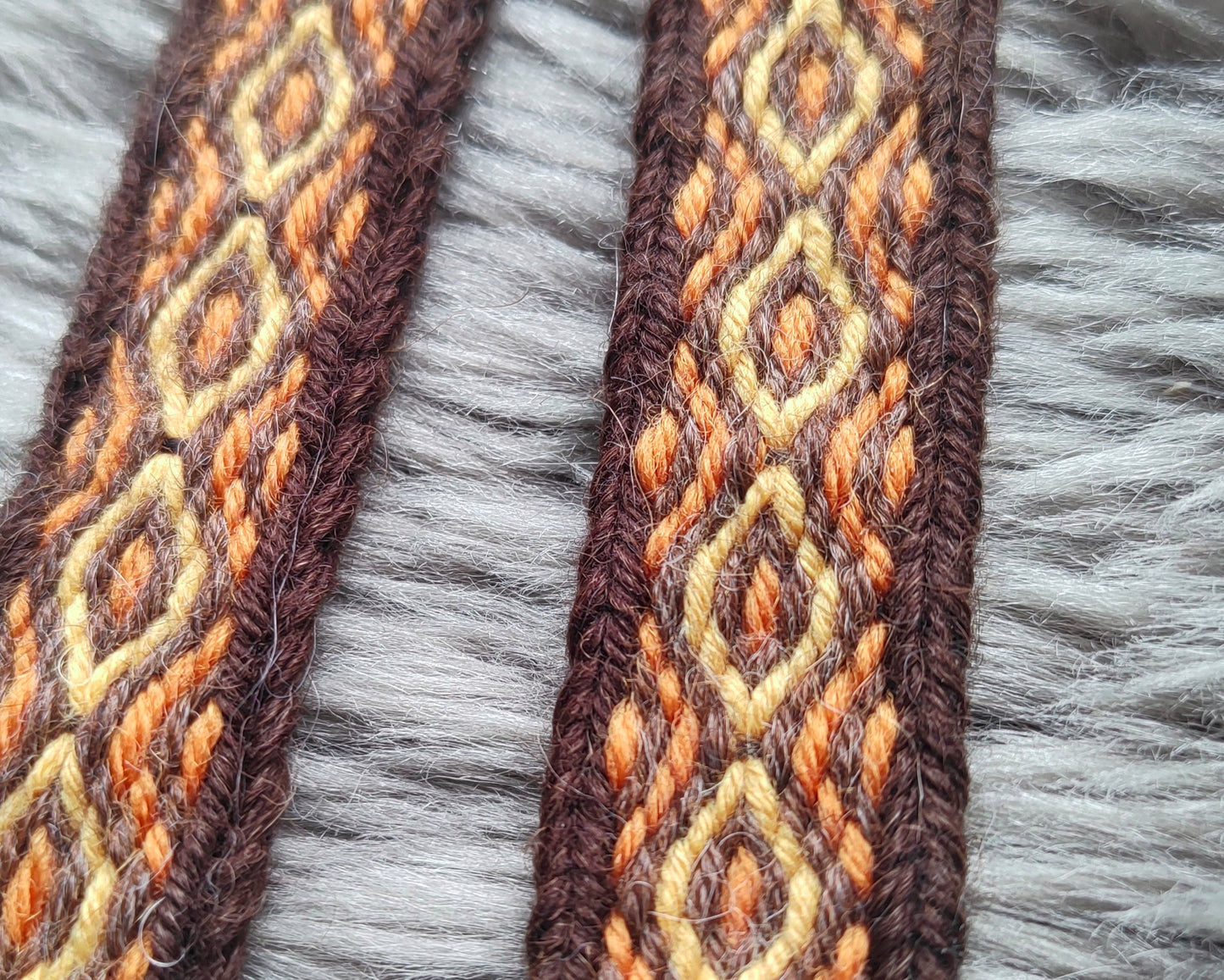 Band with diamond pattern in yellow and orange