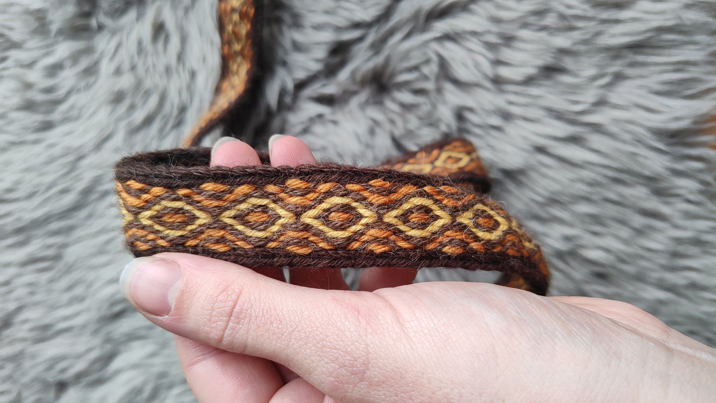 Band with diamond pattern in yellow and orange