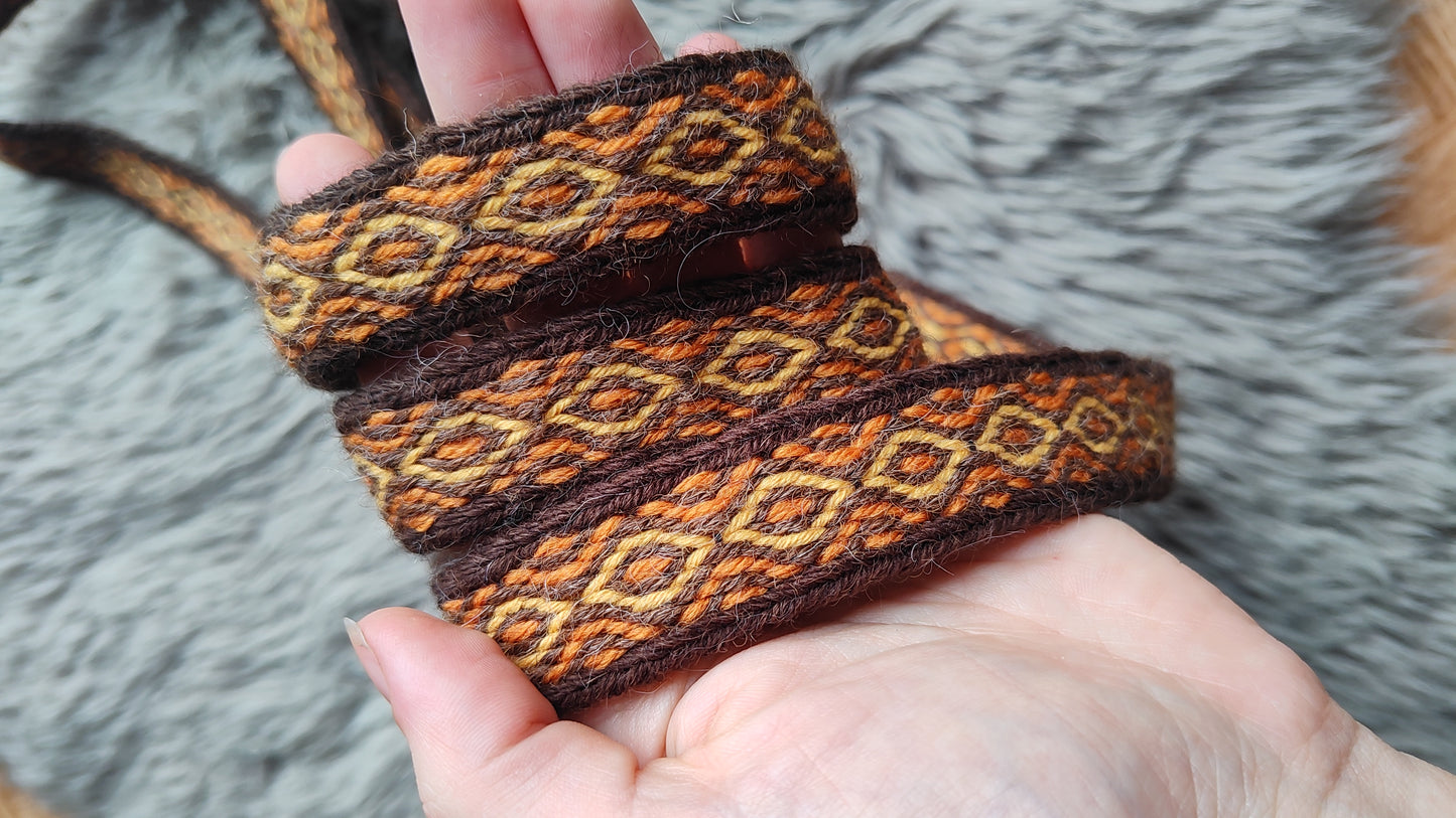 Band with diamond pattern in yellow and orange