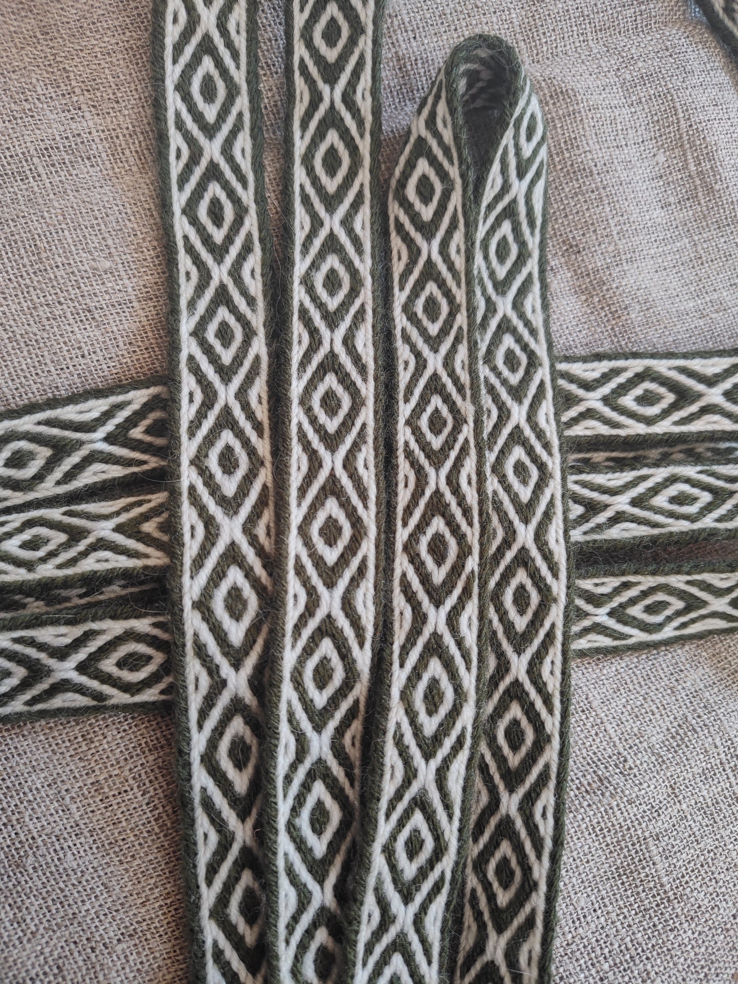 Long band with diamond pattern in white and moss green