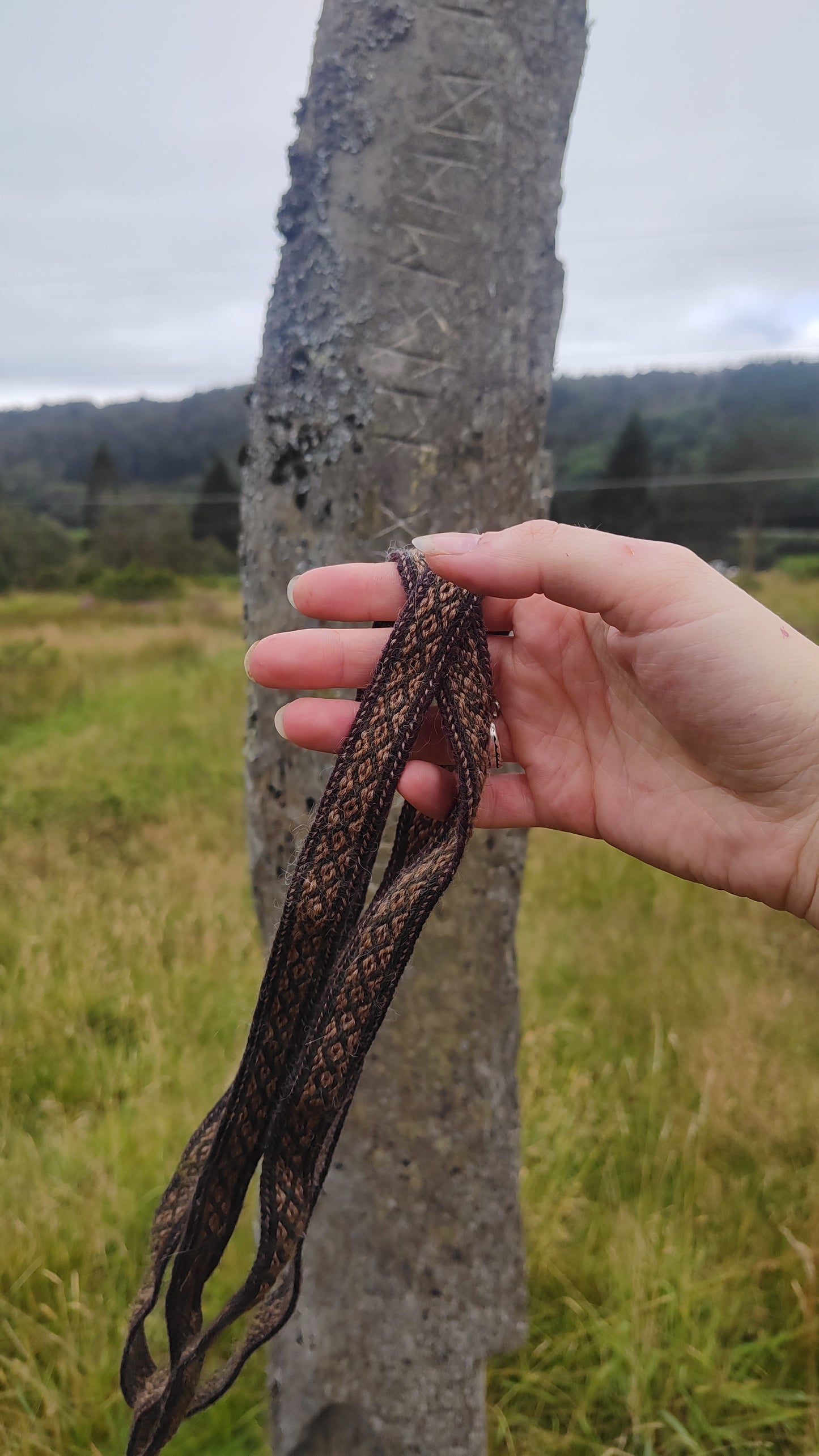 Narrow band with diamond pattern (dimmed colours)
