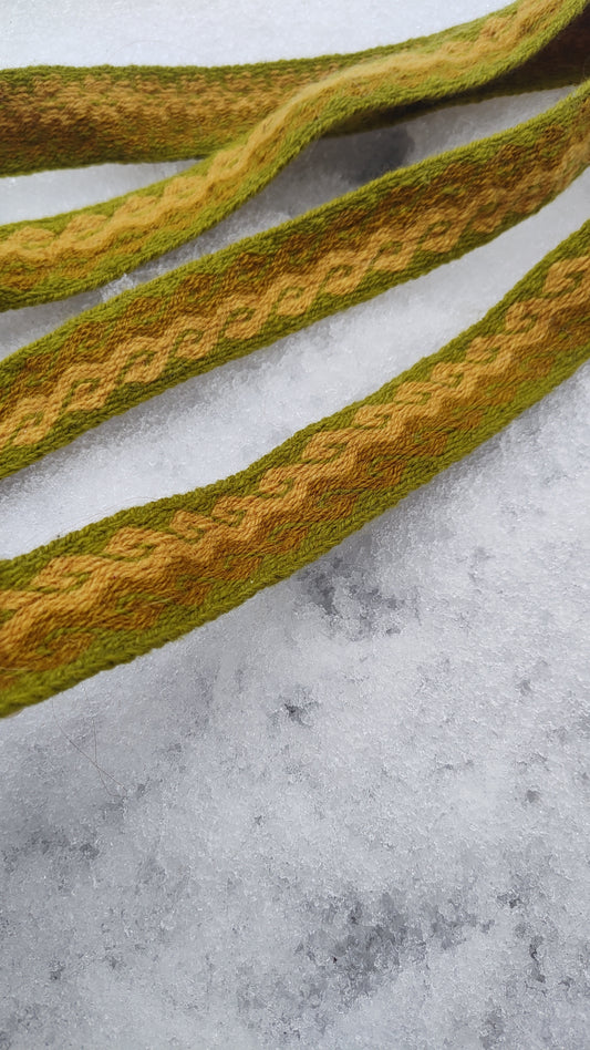 Bright green tablet woven belt with double kivrim pattern in 3 colours