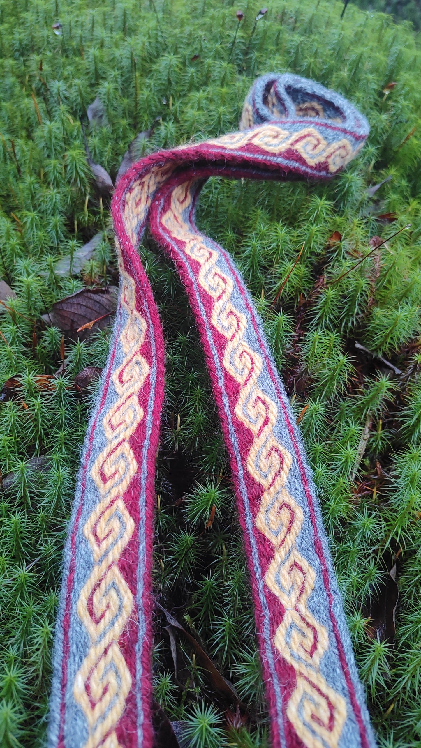 Tablet woven belt with kivrim pattern in 3 colours