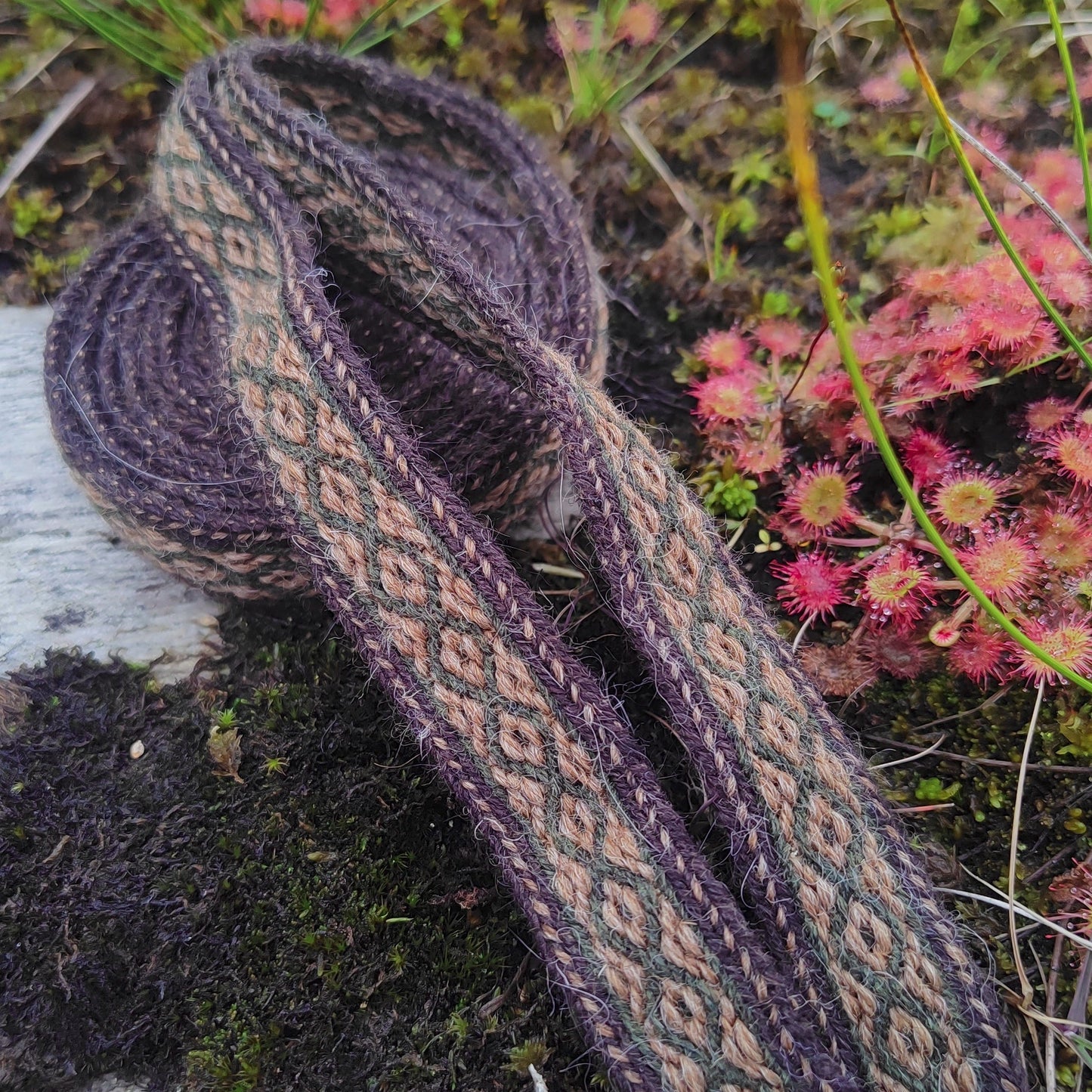 Narrow band with diamond pattern (dimmed colours)