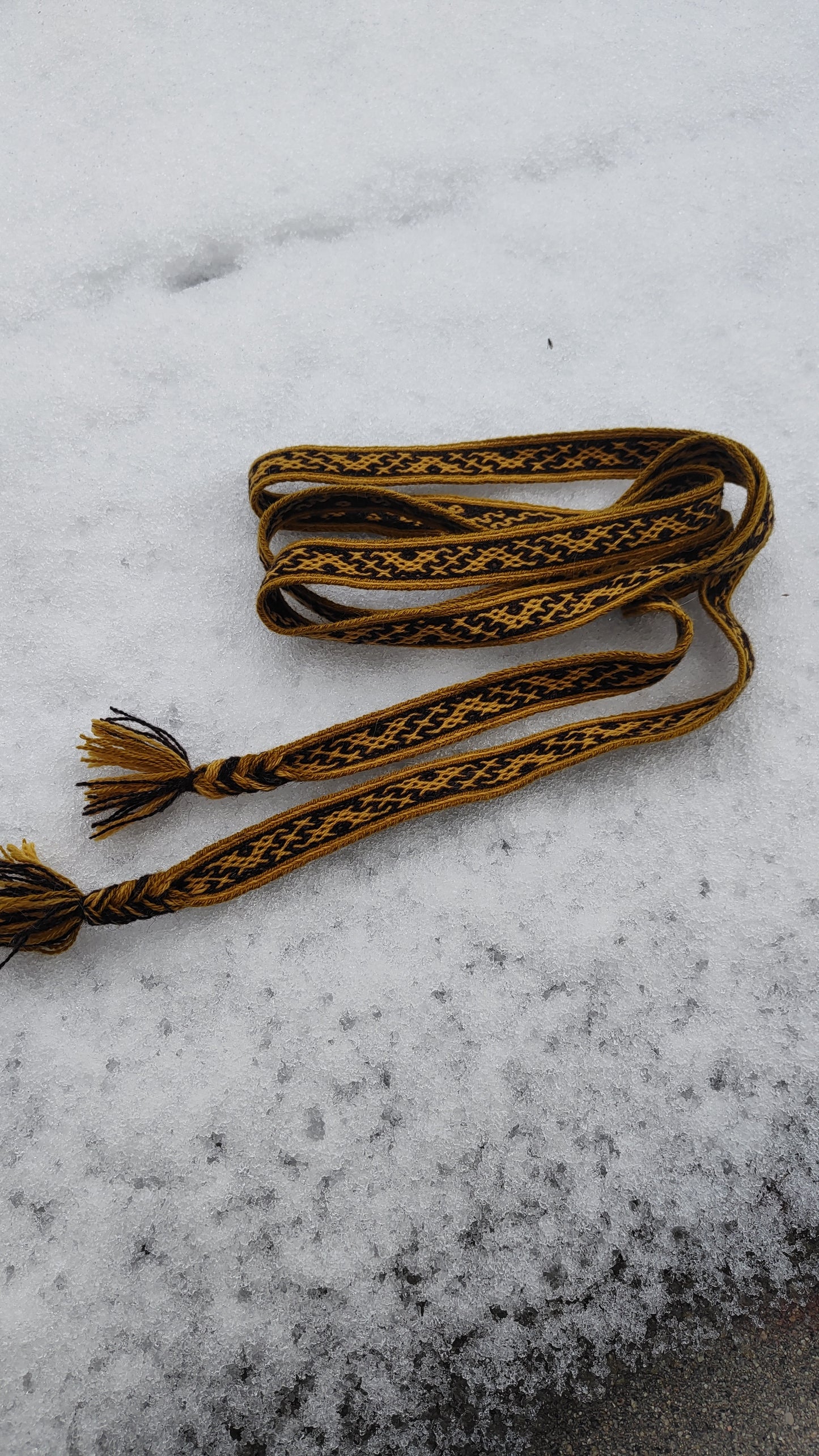 Belt with crooked line and diamond pattern