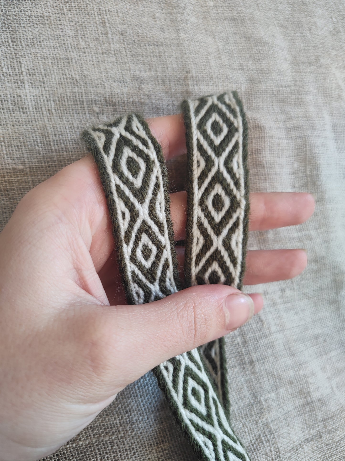 Long band with diamond pattern in white and moss green