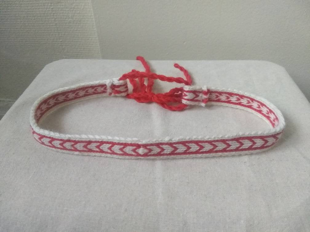 White adjustable headband with red arrow pattern