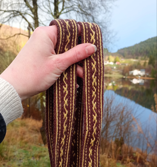 Handwoven band with S pattern