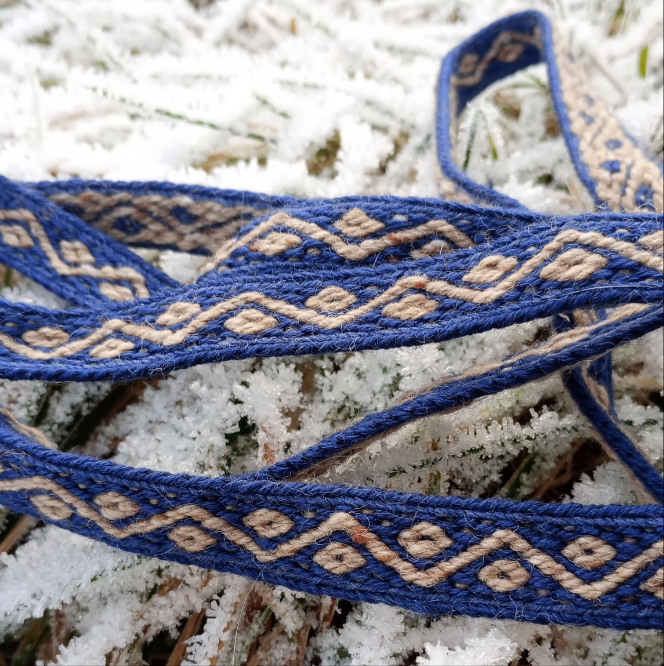 Belt with crooked line and diamond pattern