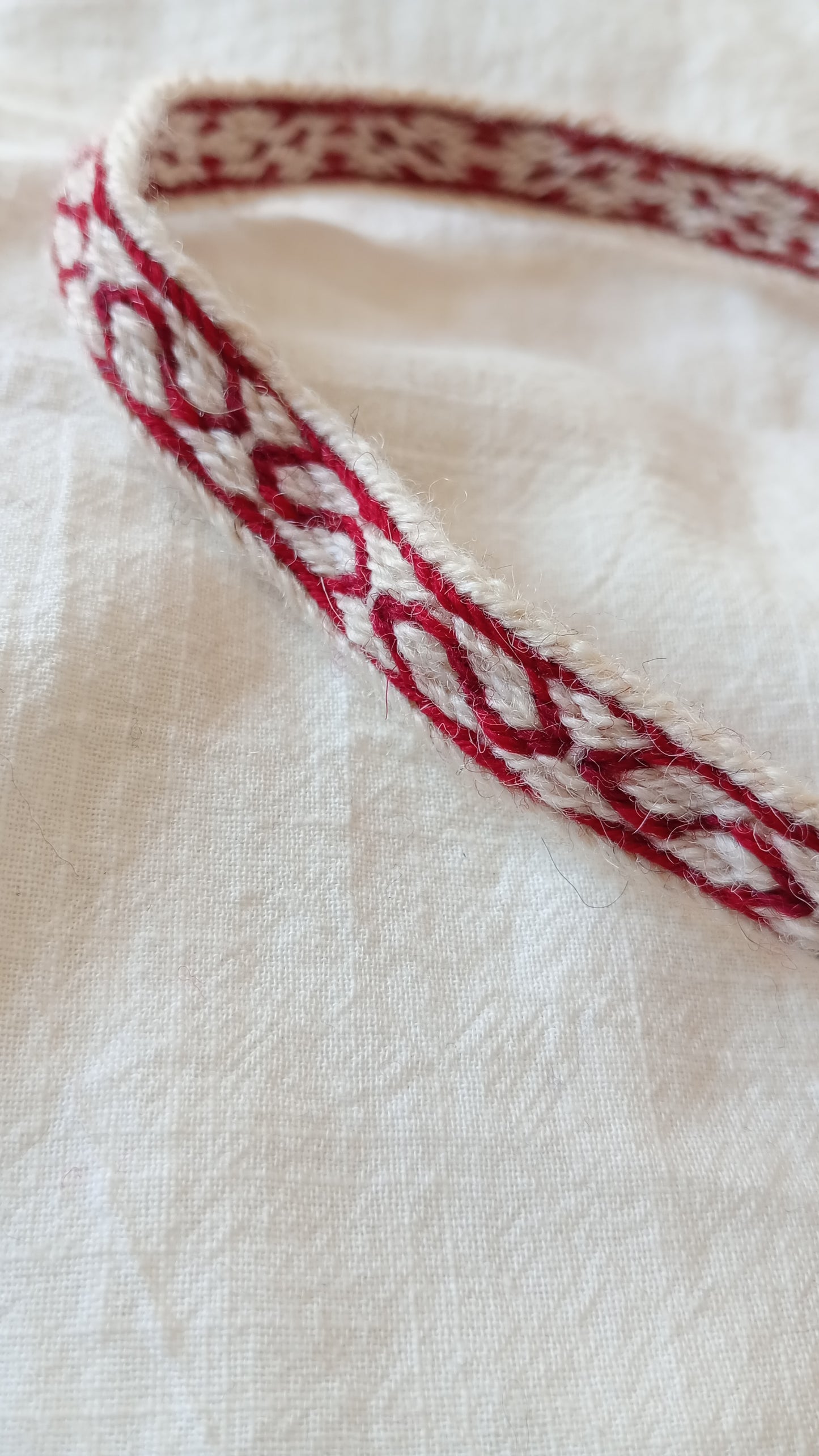 Fine adjustable headband in red and white