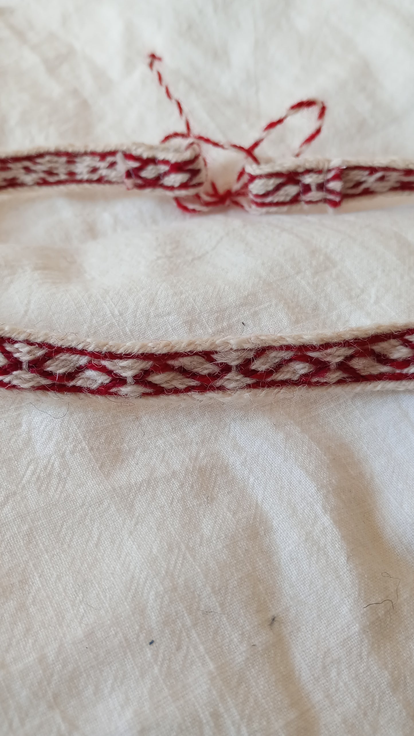 Fine adjustable headband in red and white