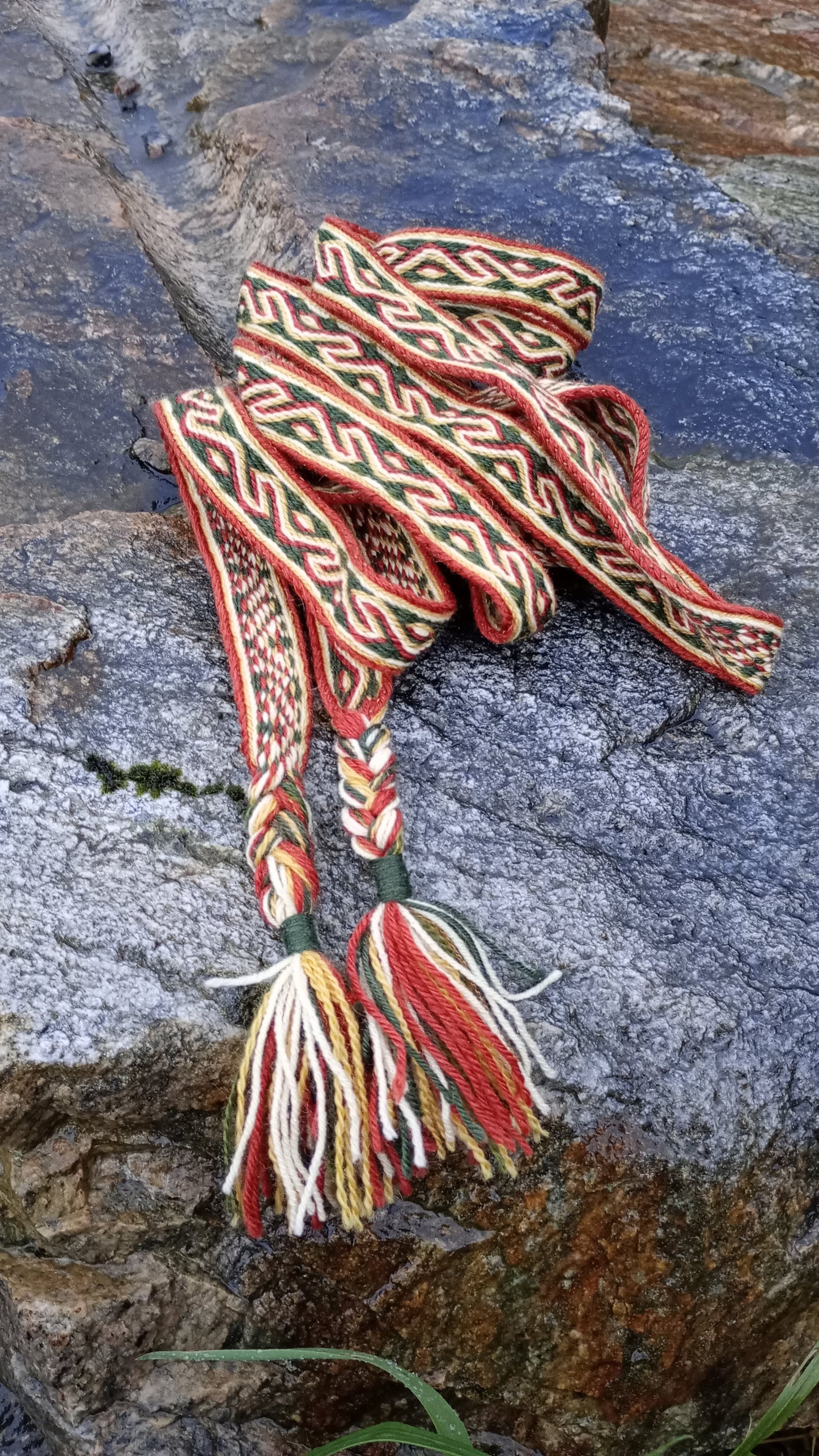 Colorful band with folded line pattern