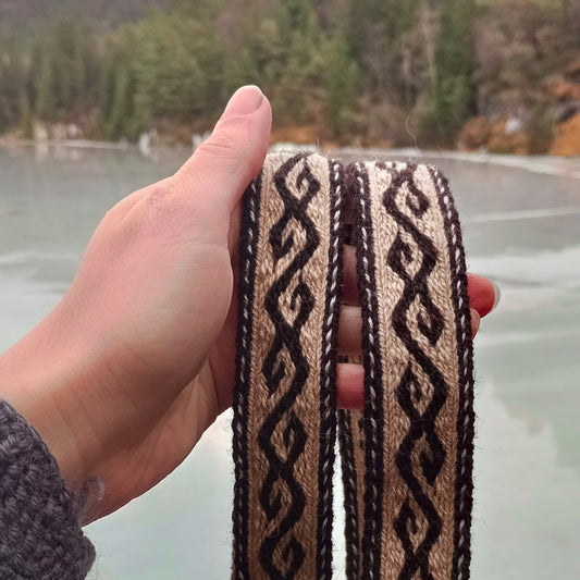 Belt in brown with liane pattern