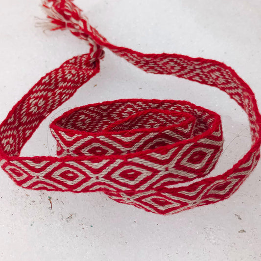 Reconstruction of 12th century Slavic headband from Novosyelki - red wool, natural linen