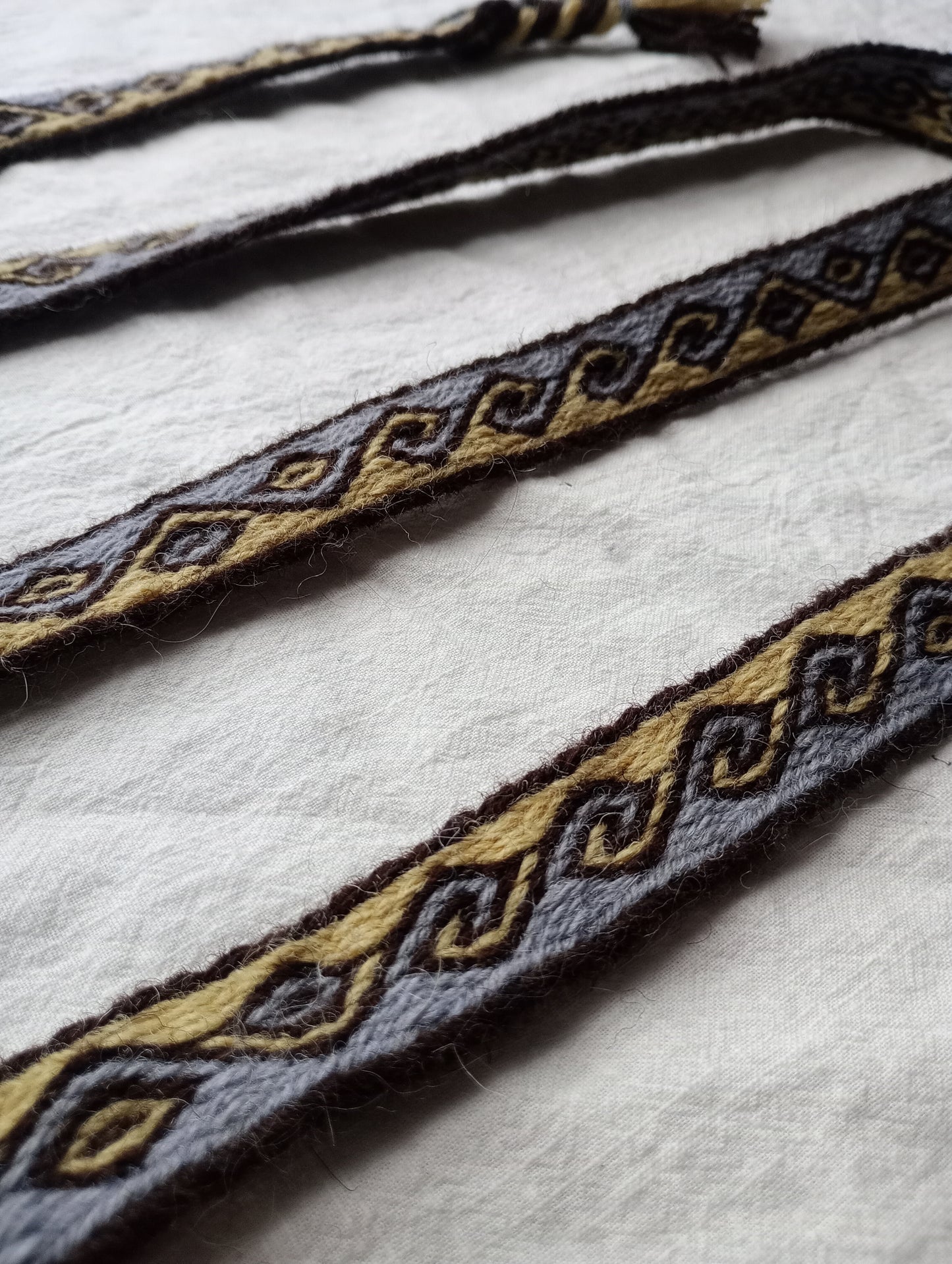 Tablet woven belt with kivrim pattern in 3 colours