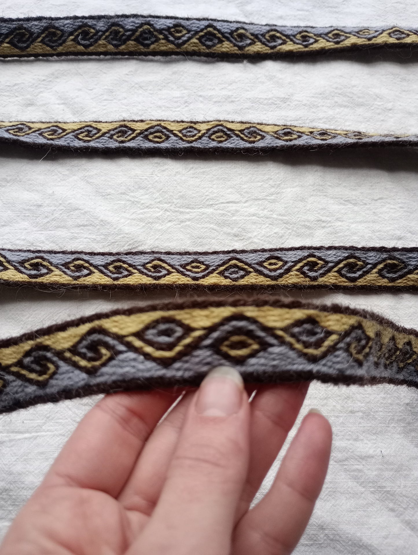 Tablet woven belt with kivrim pattern in 3 colours