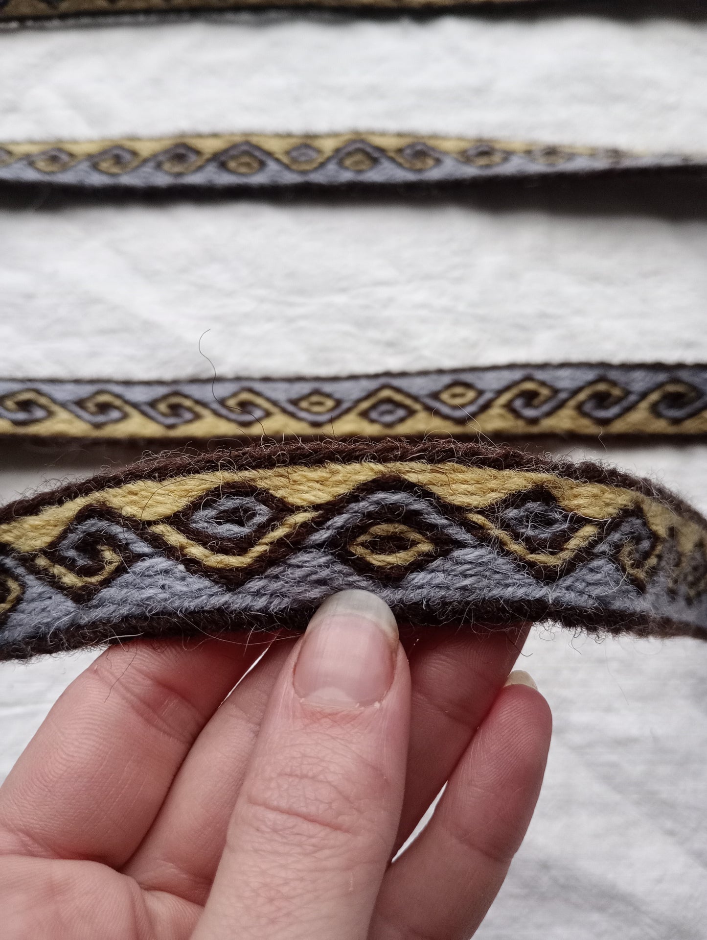 Tablet woven belt with kivrim pattern in 3 colours