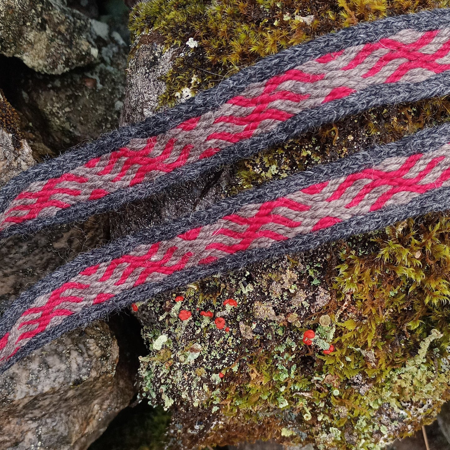 Belt with striking "fire and stone" pattern