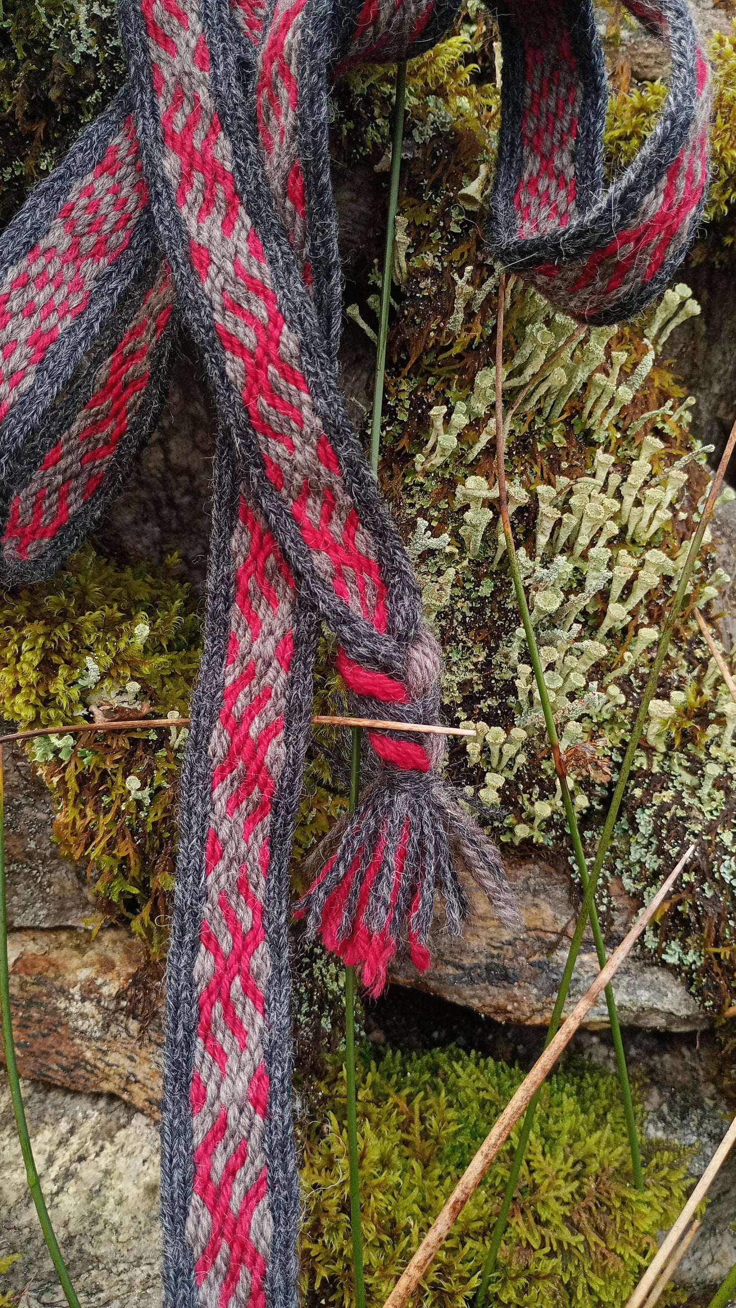 Belt with striking "fire and stone" pattern