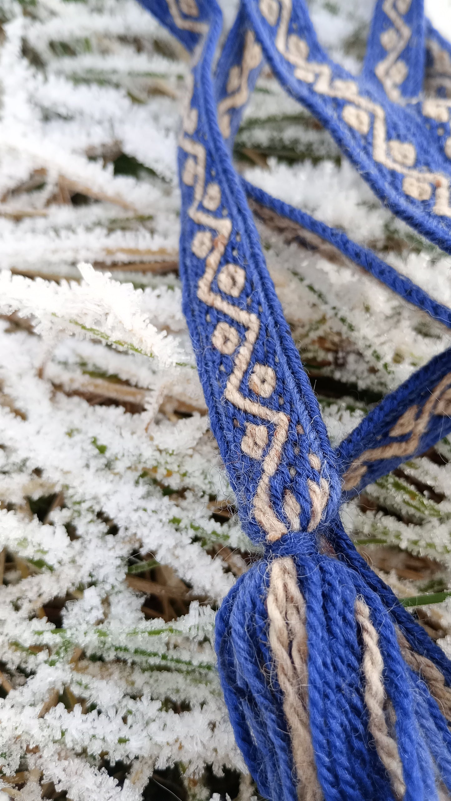 Belt with crooked line and diamond pattern