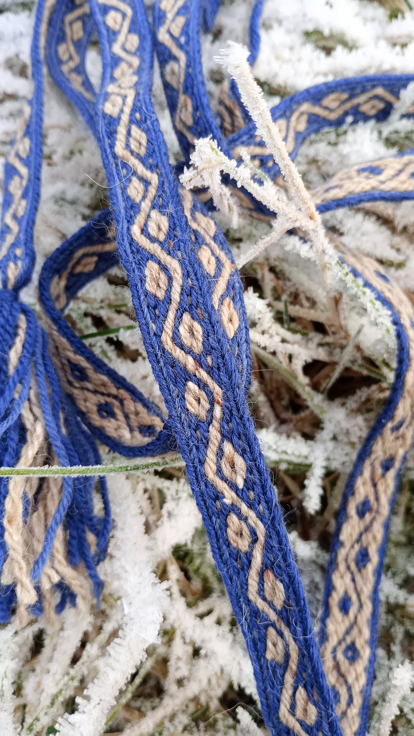 Belt with crooked line and diamond pattern