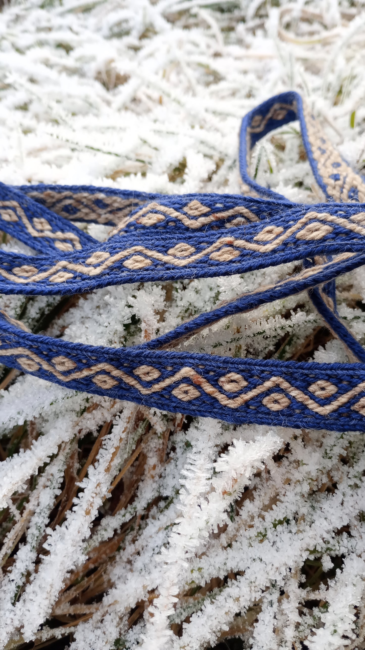 Belt with crooked line and diamond pattern