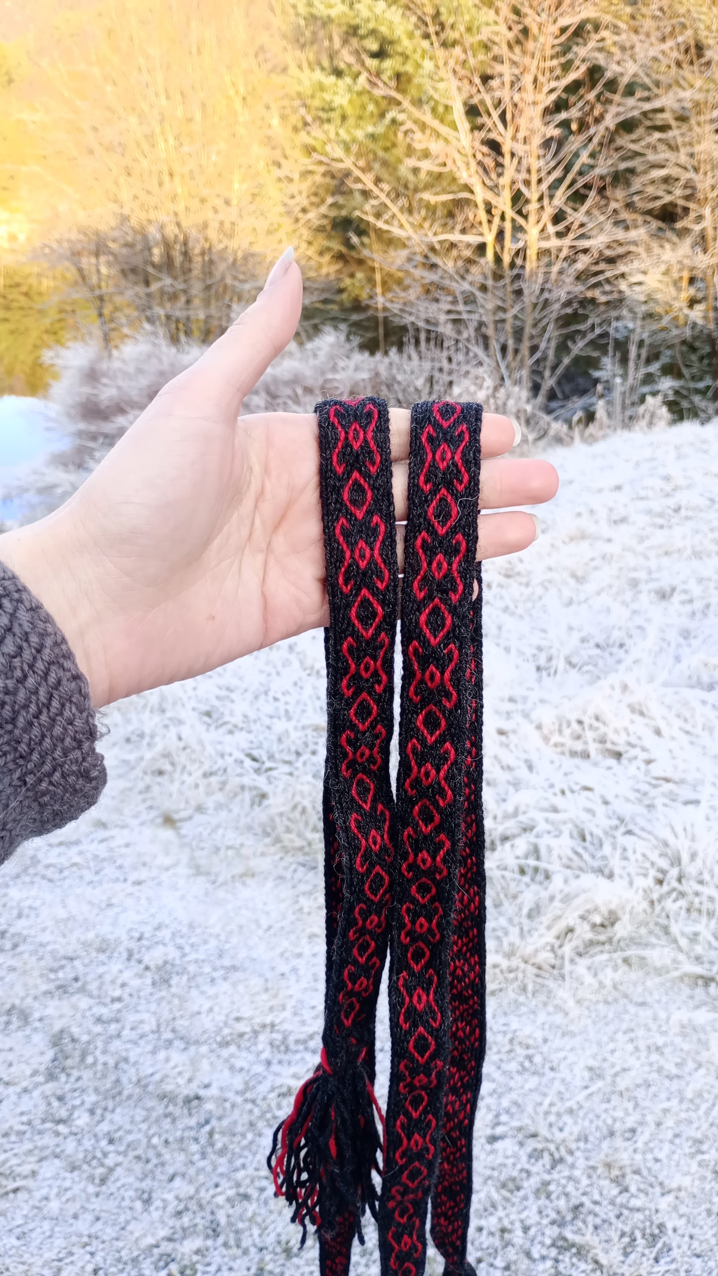 Narrow belt with red pattern