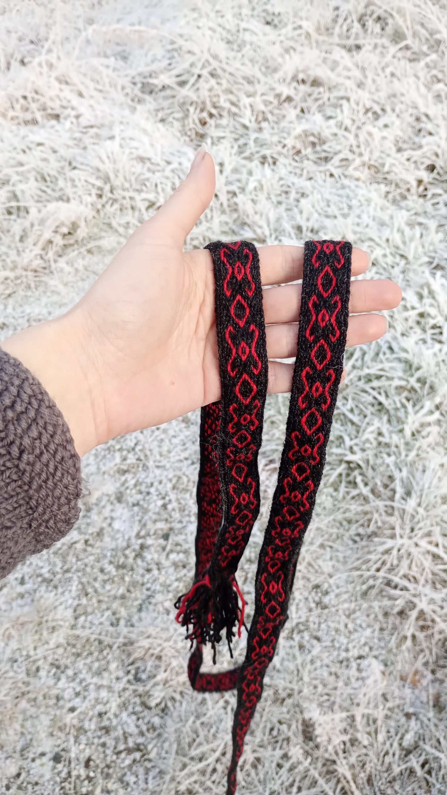 Narrow belt with red pattern