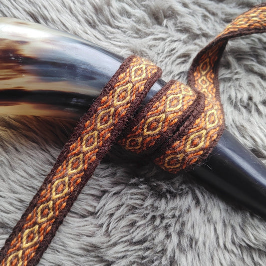 Band with diamond pattern in yellow and orange