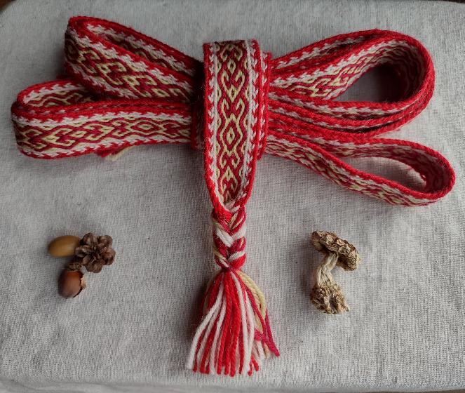 Tablet woven belt with folk romantic pattern