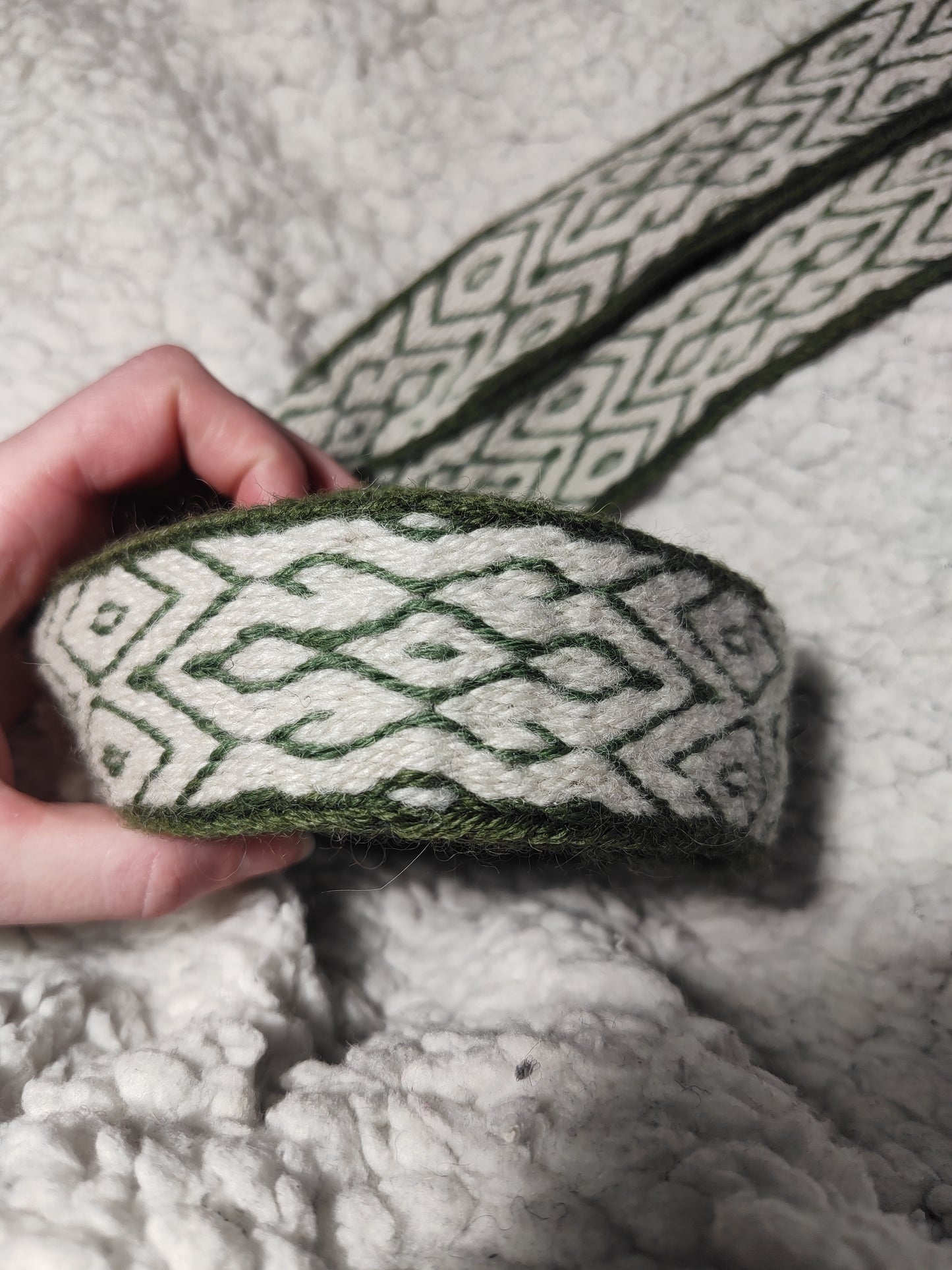 Long band with diamond pattern in white and moss green