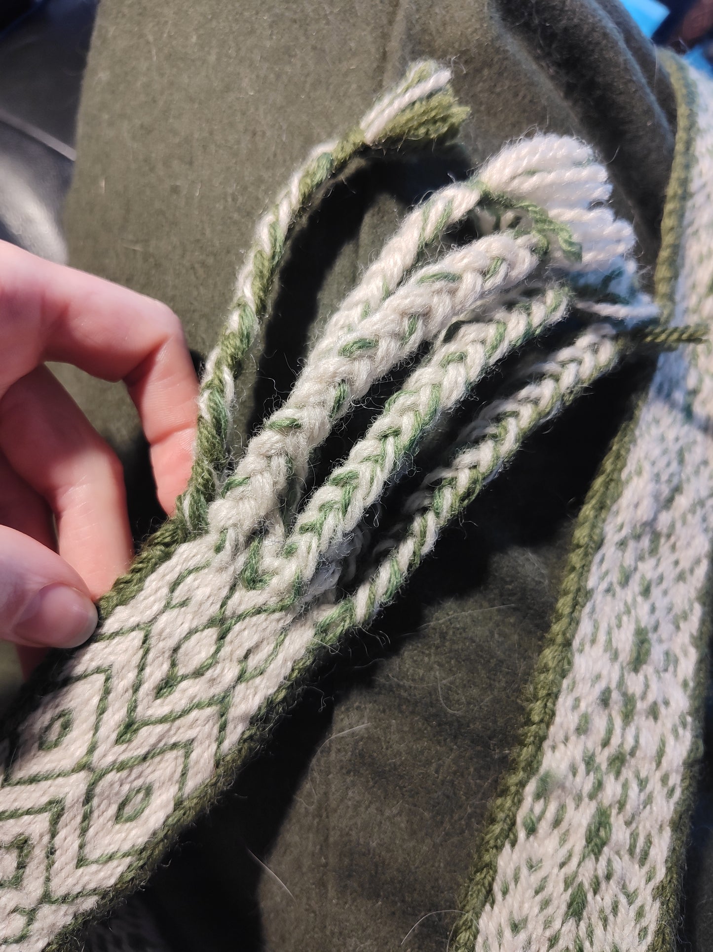 Long band with diamond pattern in white and moss green