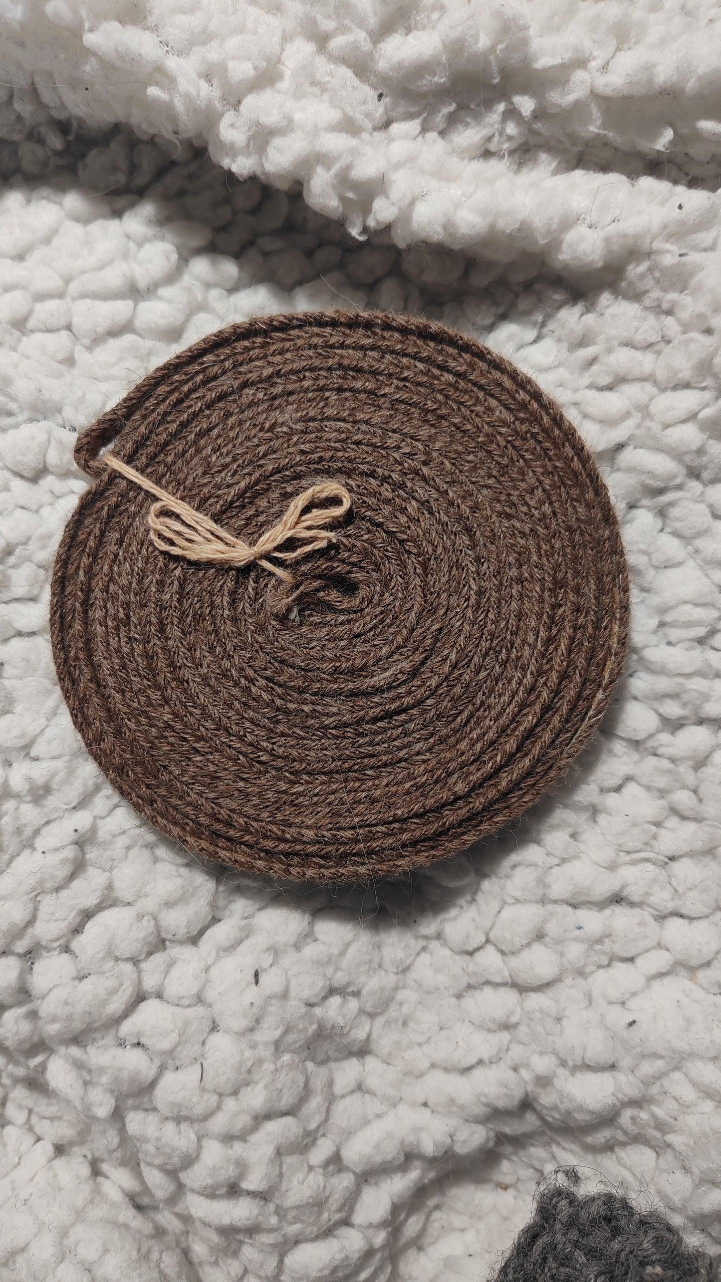 Narrow fine ribbon made of thin woolen threads
