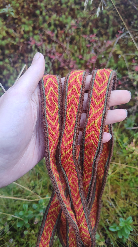 Narrow belt with red pattern