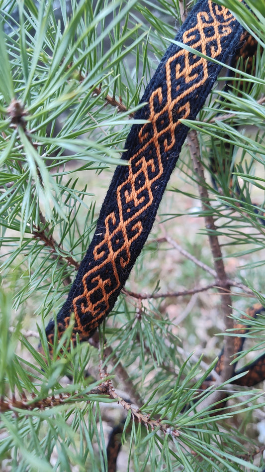 Tablet woven belt with folk romantic pattern