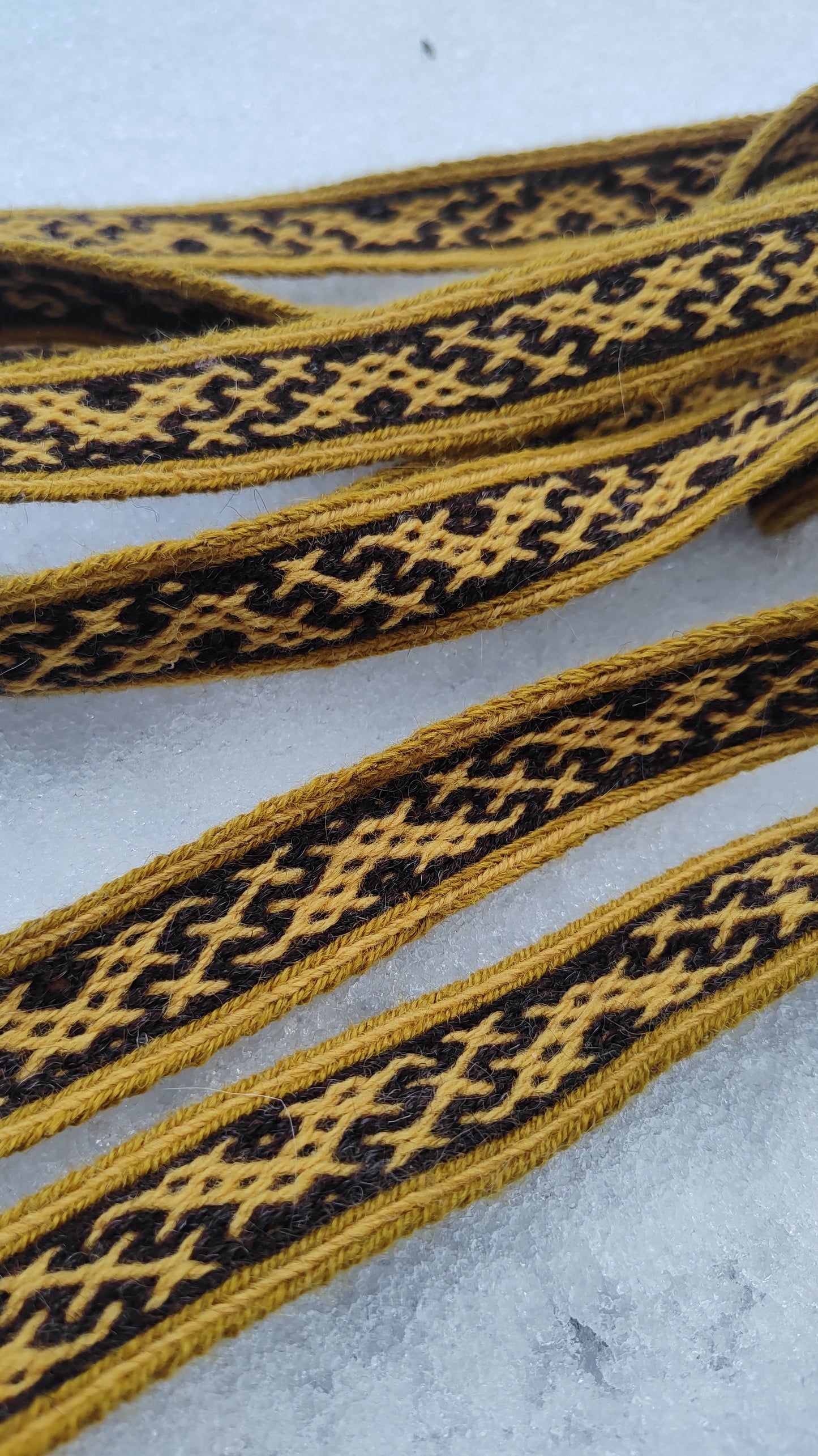 Belt with crooked line and diamond pattern