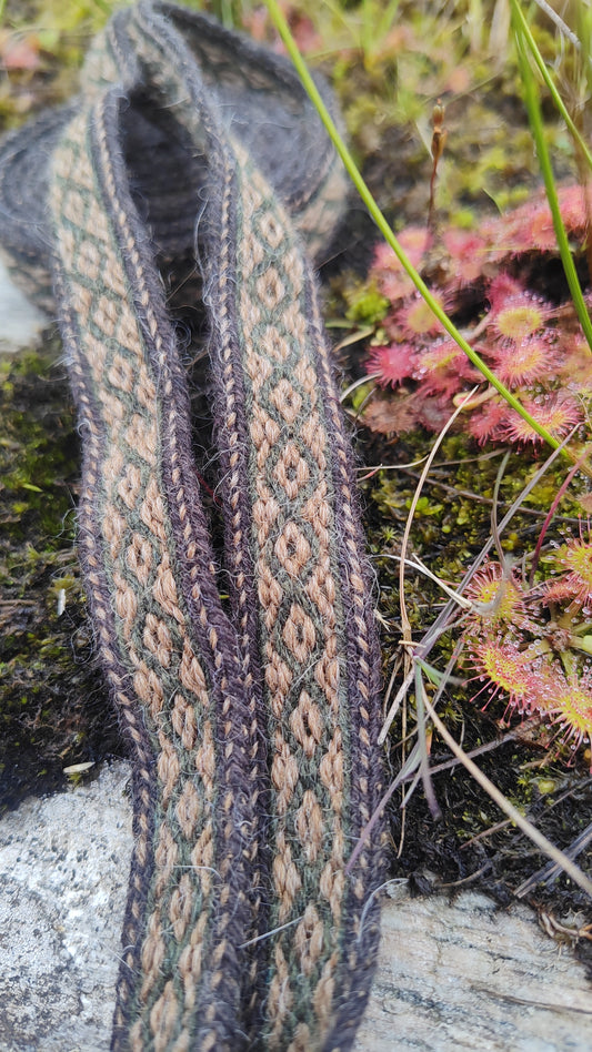 Narrow band with diamond pattern (dimmed colours)