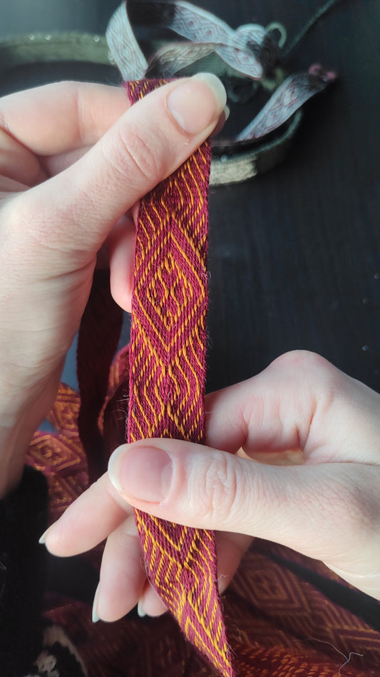 Silk and finest wool band with pattern of diagonals