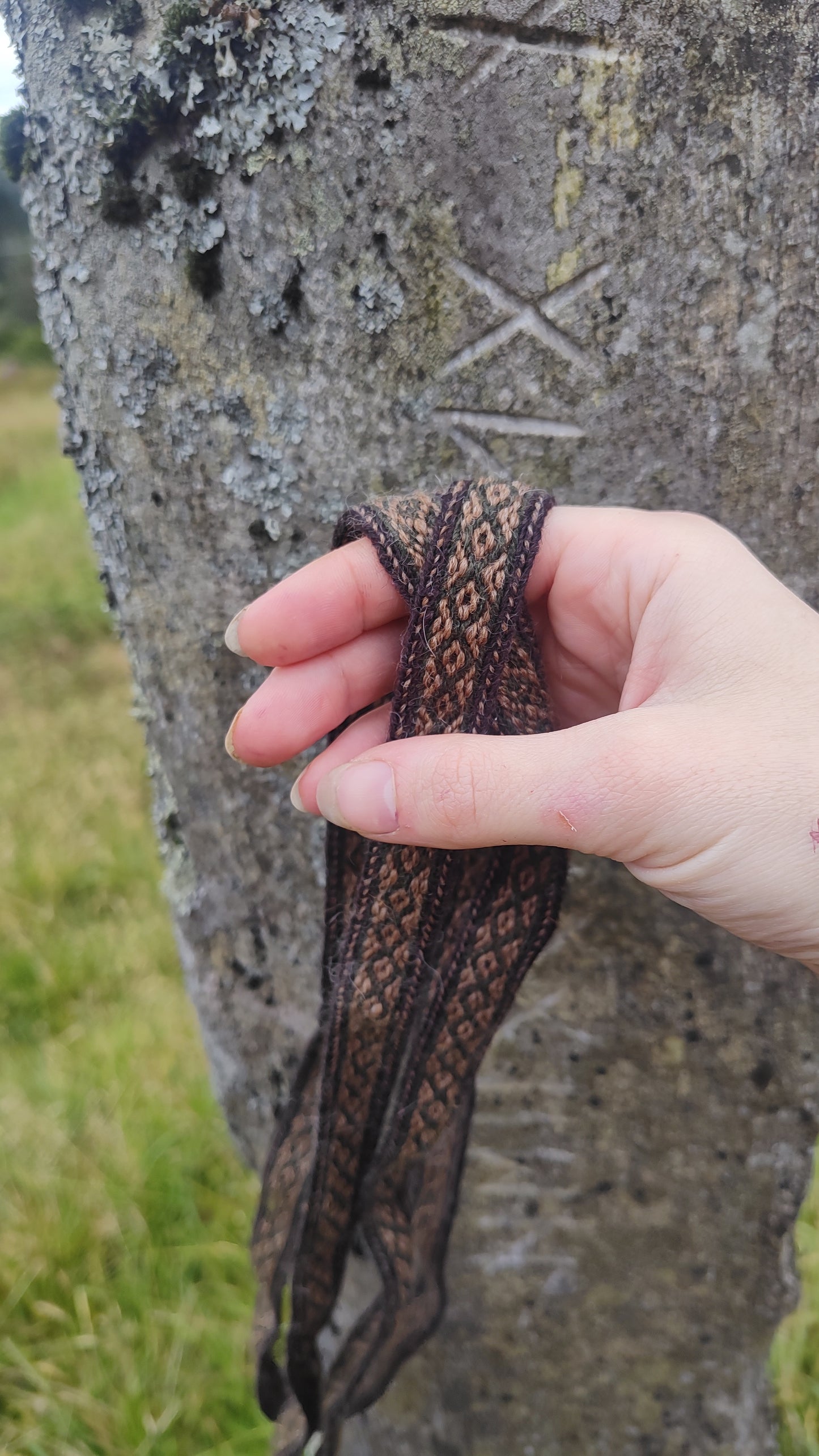 Narrow band with diamond pattern (dimmed colours)