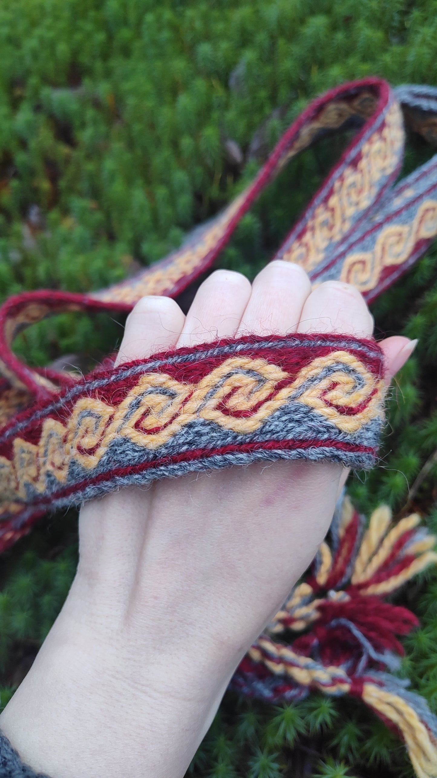 Tablet woven belt with kivrim pattern in 3 colours
