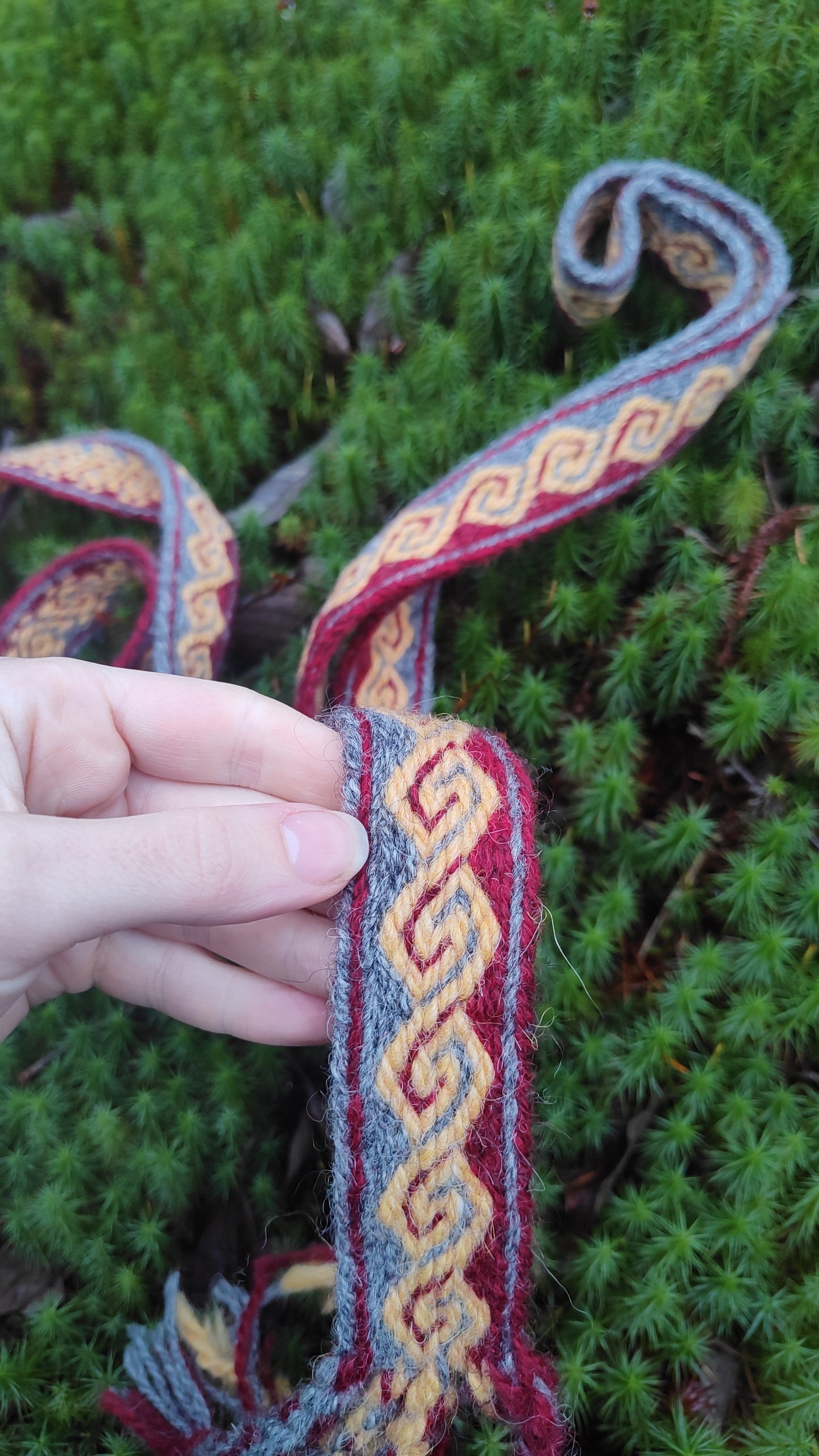 Tablet woven belt with kivrim pattern in 3 colours