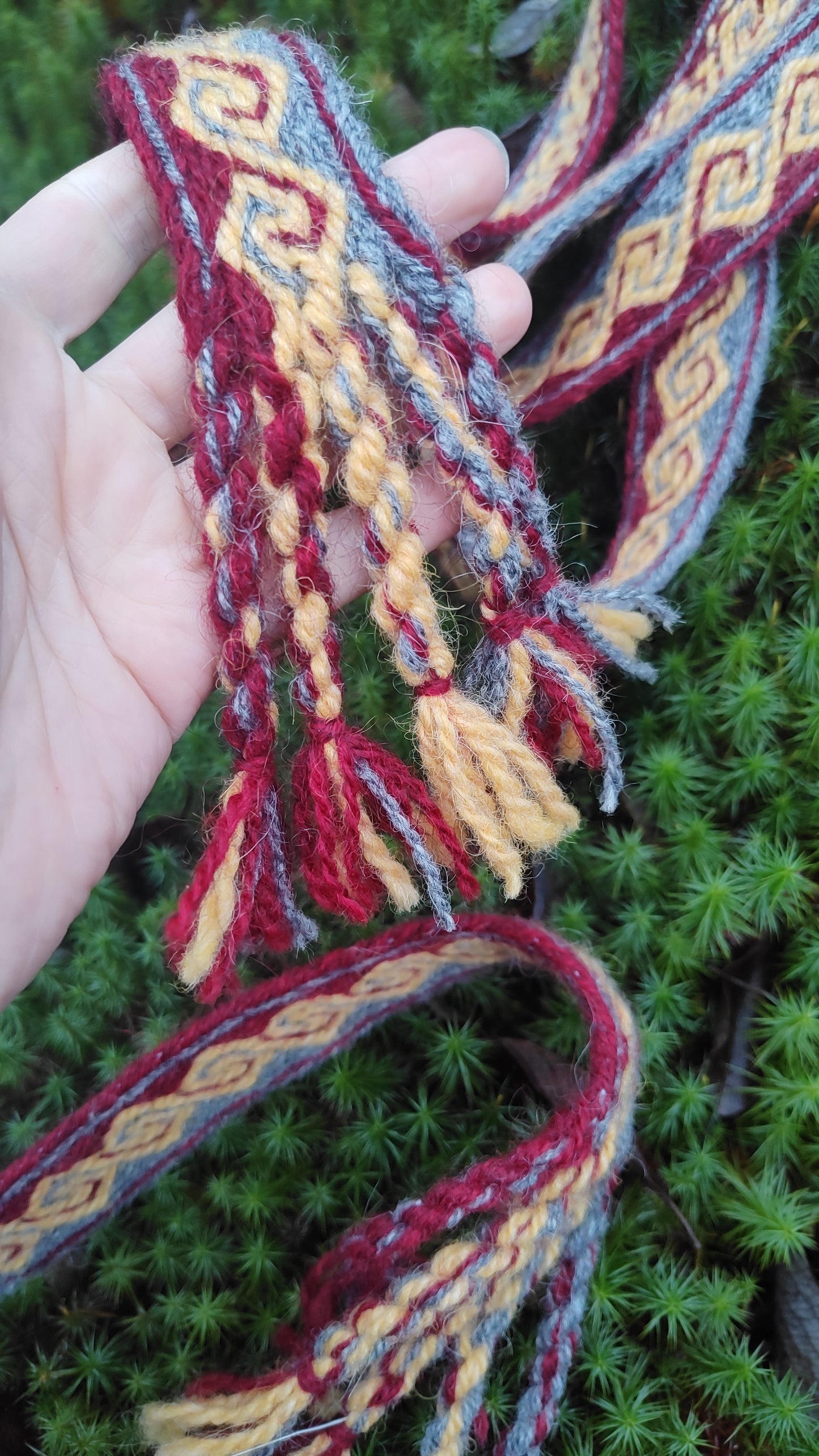 Tablet woven belt with kivrim pattern in 3 colours