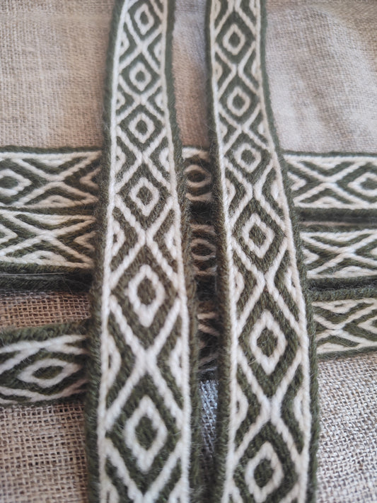 Long band with diamond pattern in white and moss green