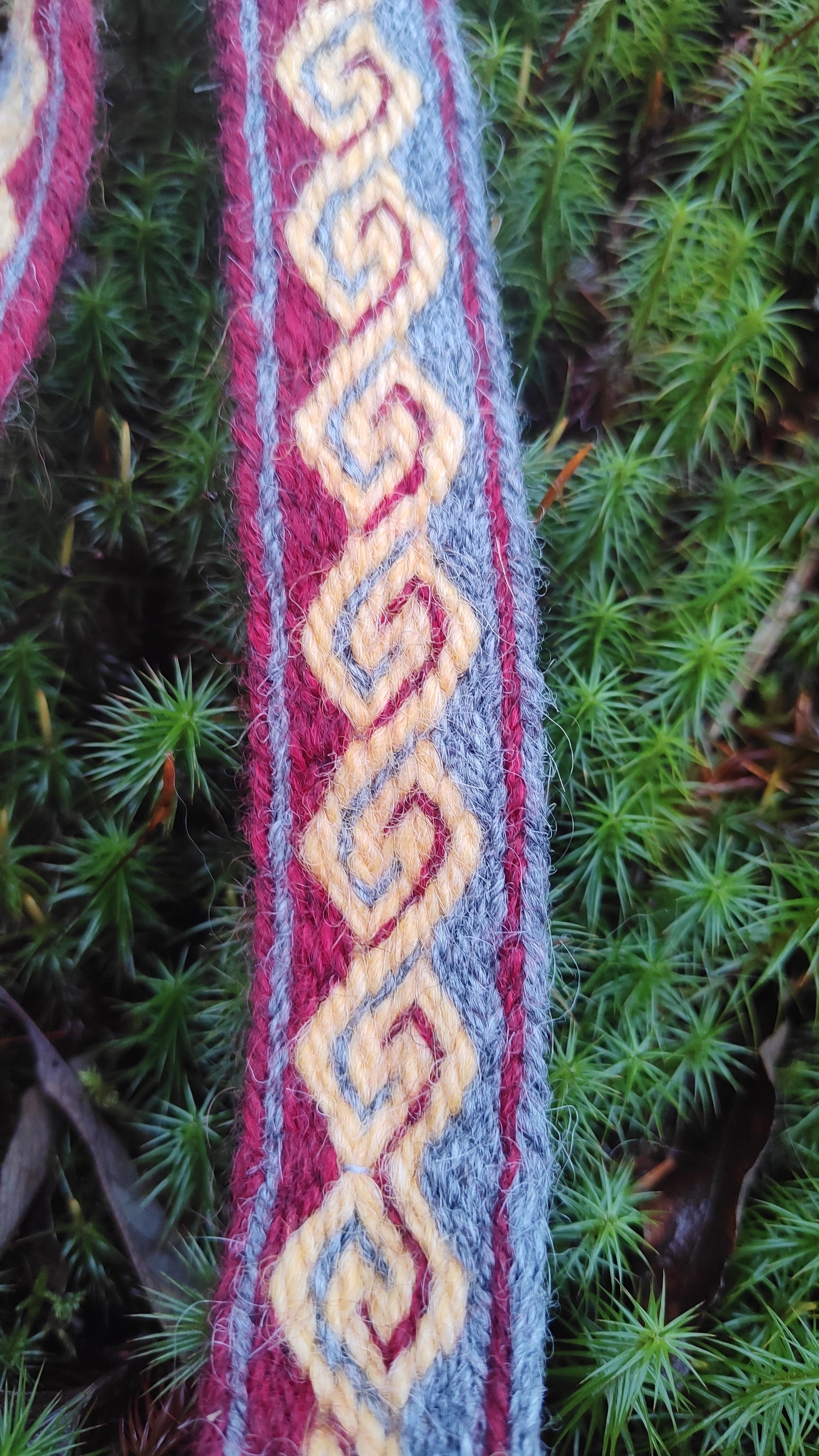 Tablet woven belt with kivrim pattern in 3 colours