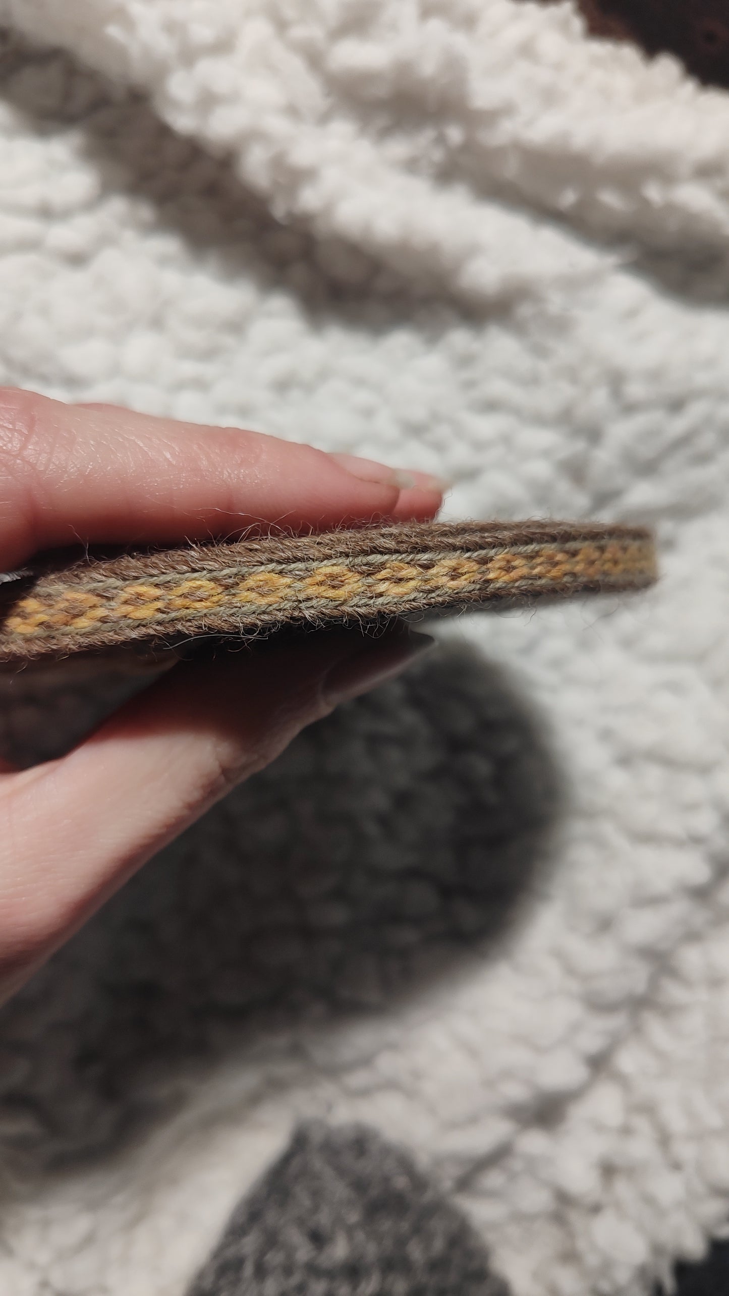 Narrow fine ribbon made of thin woolen threads